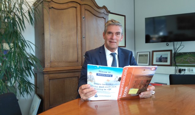 Frits Naafs met het magazine van de Oranjevereniging Doorn.