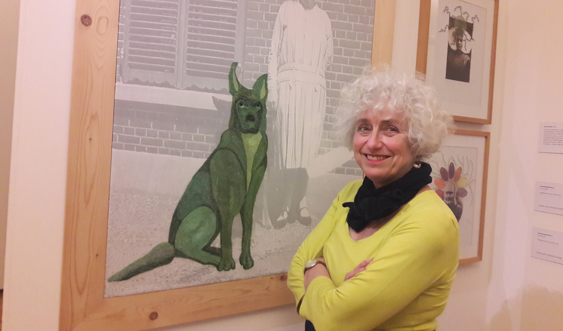 Cora de Kok bij een van haar kunstwerken: een afbeelding van haar oudste tante met – geborduurde – hond.