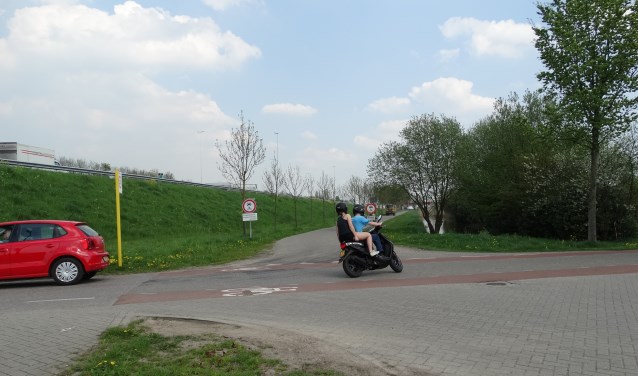 Op dit punt bij de tunnel en Vechten zal in de Parallelweg een bussluis komen