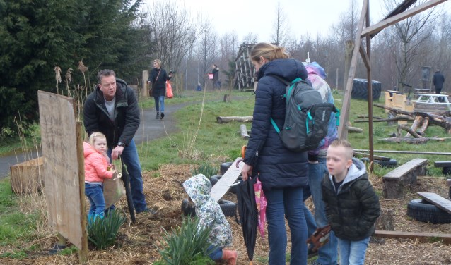 Samen paaseieren zoeken.