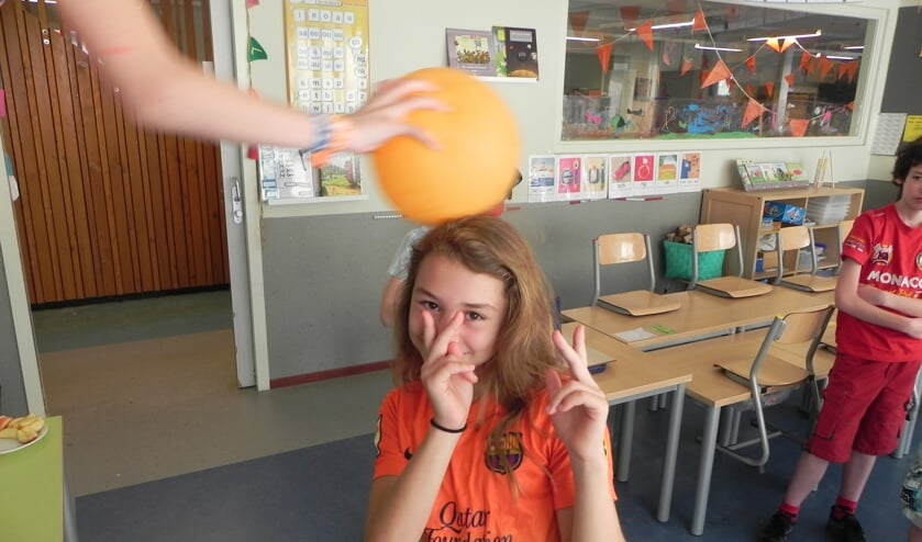 Houdt 30 seconden een ballon in de lucht zonder hem aan te raken. Wrijf hem maar over mijn haar...