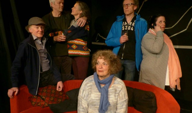 De cast van 'Familie', de nieuwe productie van Tejaterthuis.