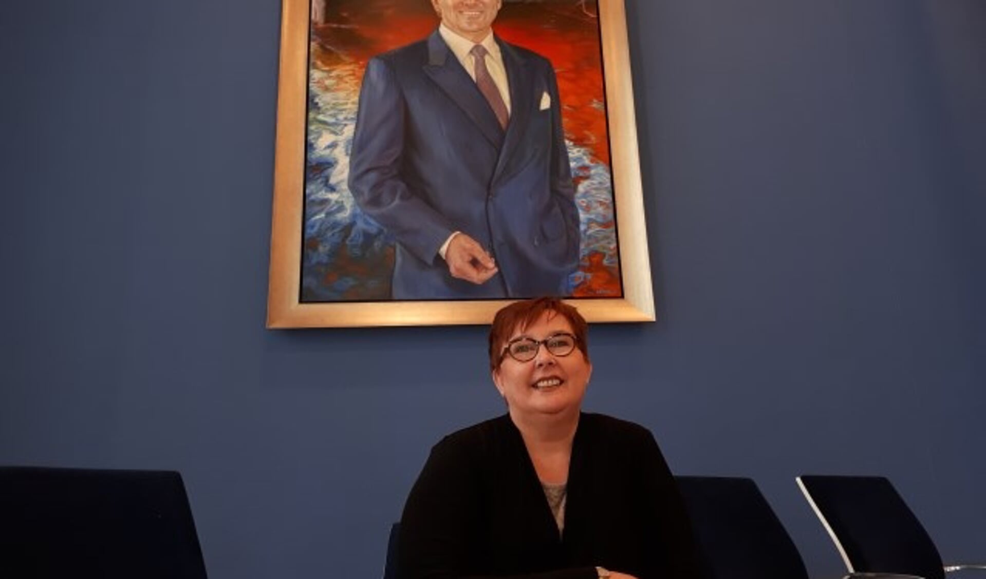 Wethouder Arianne Hollander op haar wethouderszetel in de gemeenteraadzaal vanwaar zij acht jaar lang Veenendaal bestuurde. (Foto: Jaap Pilon)
