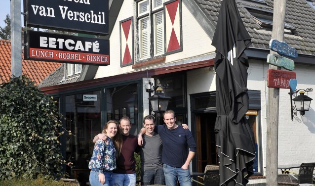 Evelien Germeraad, Marco Marchal, Peter van Vulpen en Daniel Reincke voor 'De Wereld van Verschil', die zij als kroeg voor Leersum willen behouden.
