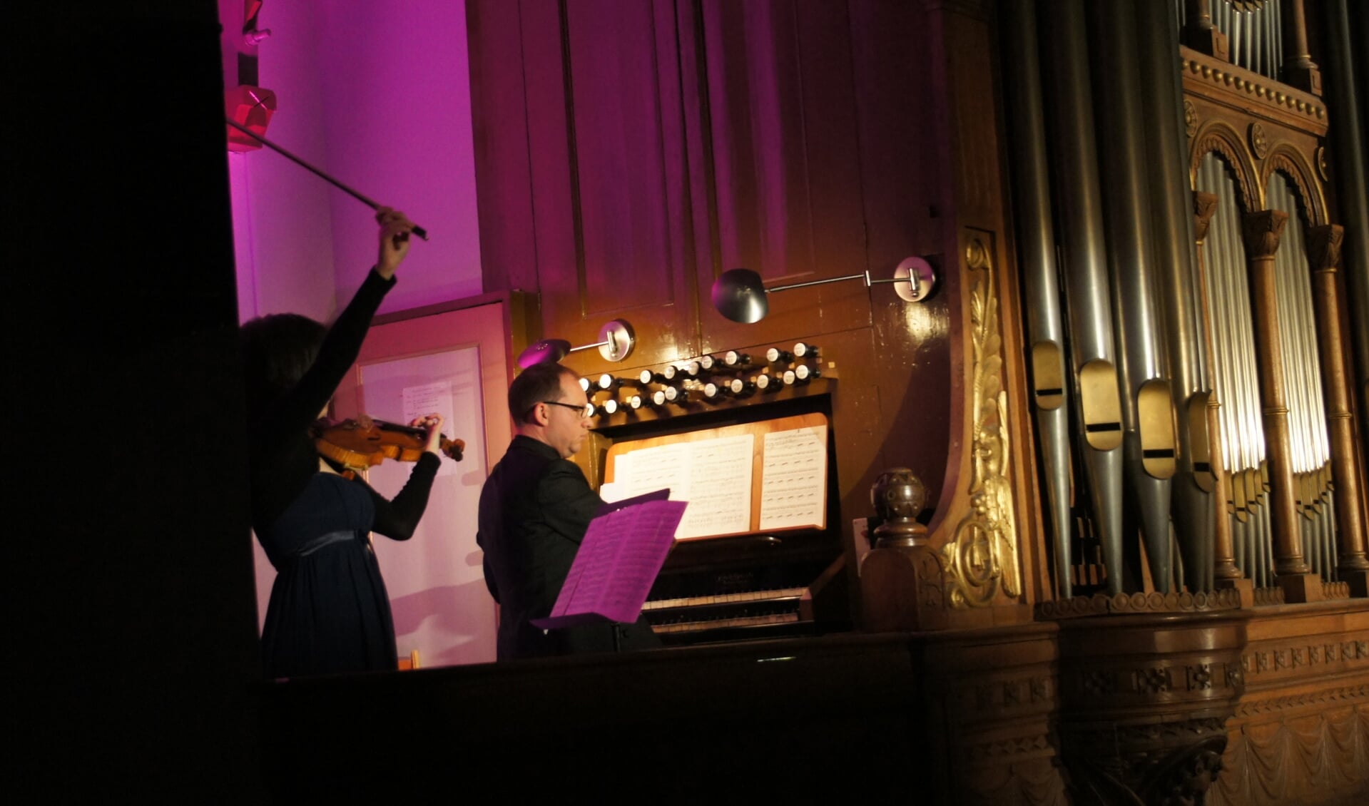Nevolovitsch en Van de Velde spelen geliefde stukken van Bach op viool en orgel.                  
