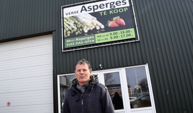 Dagelijks rijdt Paul Heger heen en weer richting Velden voor verse asperges.