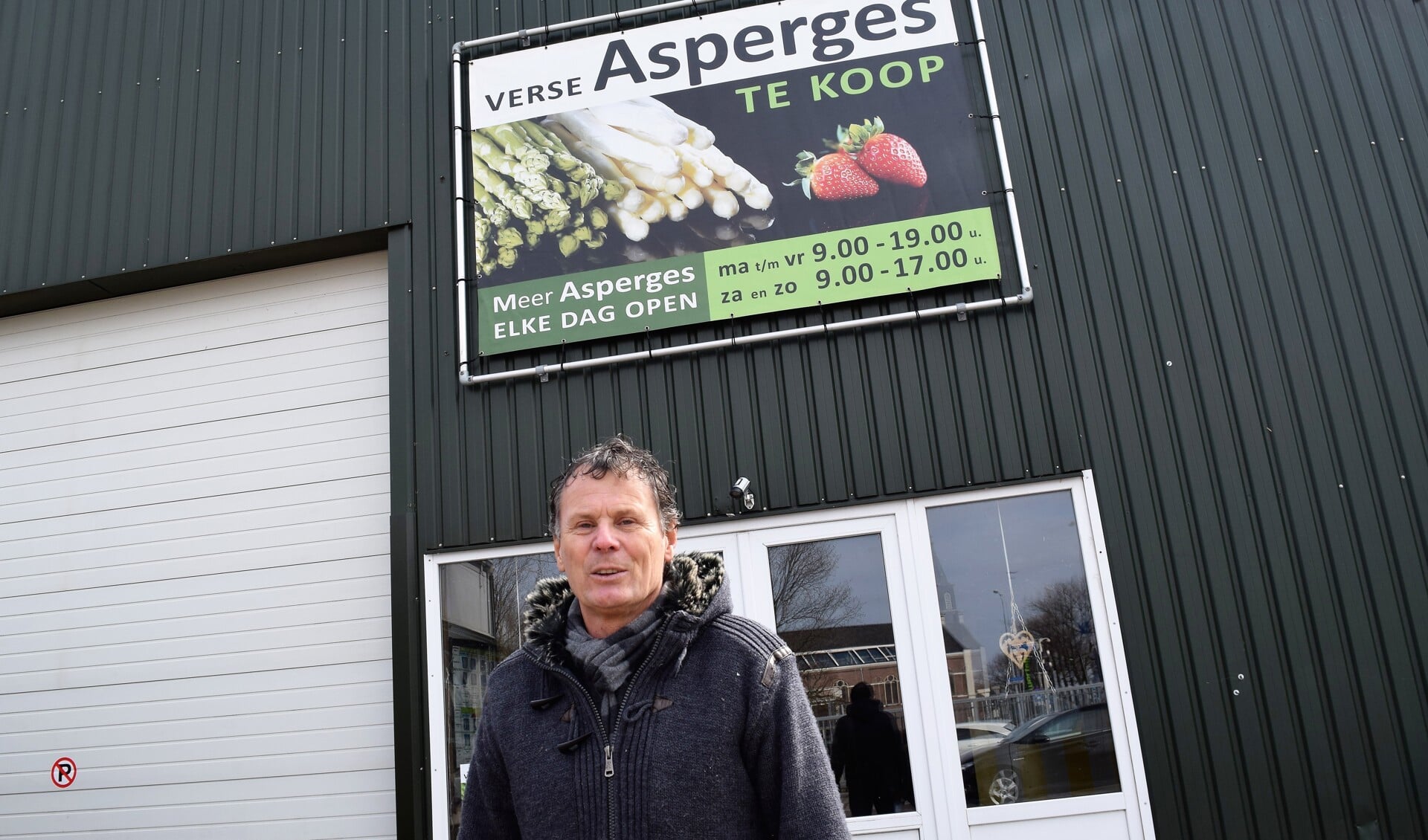 Dagelijks rijdt Paul Heger heen en weer richting Velden voor verse asperges.