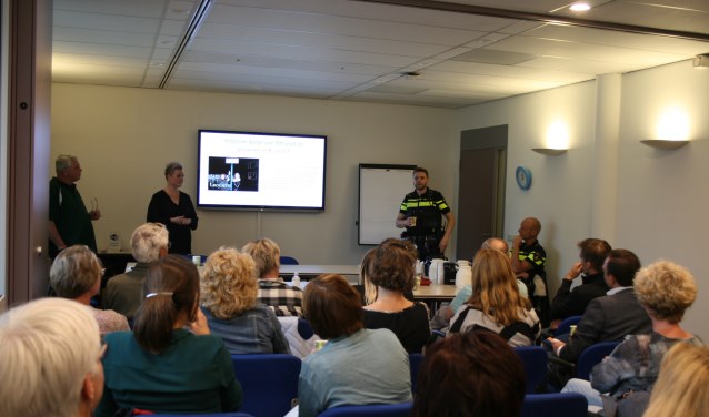 Ivar de Gier, Claudia van Dijk en de wijkagenten gaven tips over het gebruik van WhatsApp buurtpreventiegroepen.