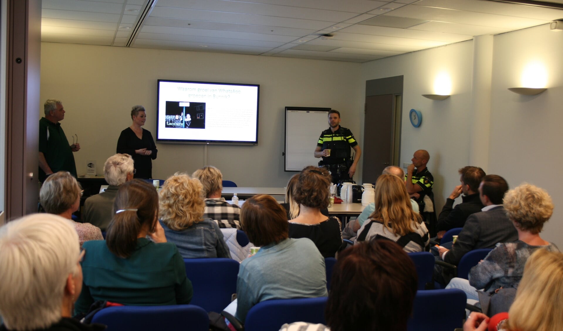 Ivar de Gier, Claudia van Dijk en de wijkagenten gaven tips over het gebruik van WhatsApp buurtpreventiegroepen.