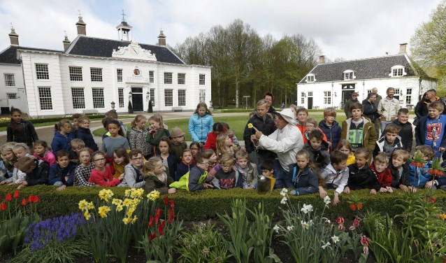 De imker geeft tekst en uitleg
