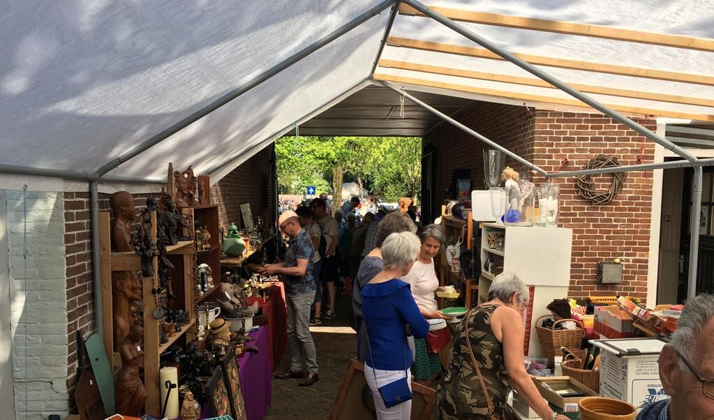 De bezoekers van de snuffelmarkt kijken hun ogen uit.