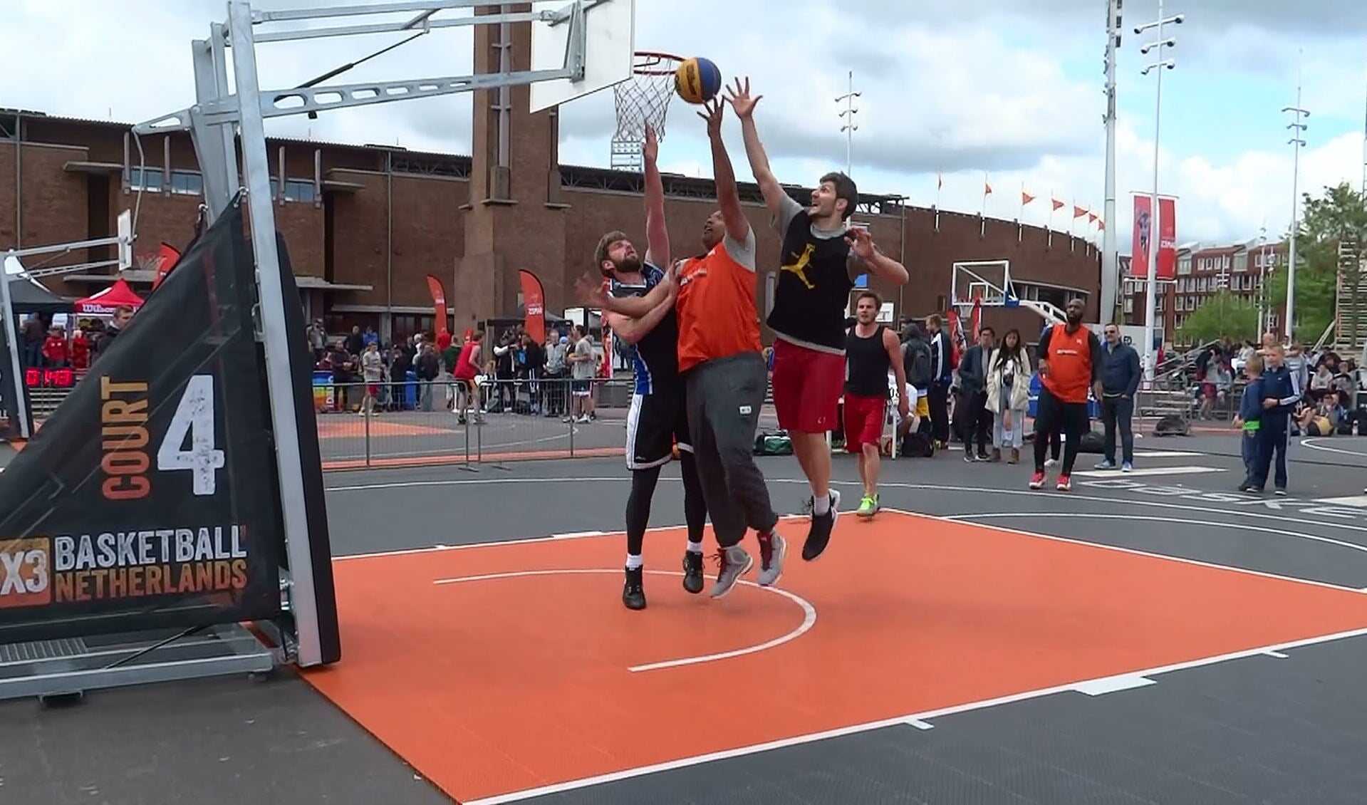 3x3 basketball speel je op een half veld met één basket, twee teams van elk drie spelers.