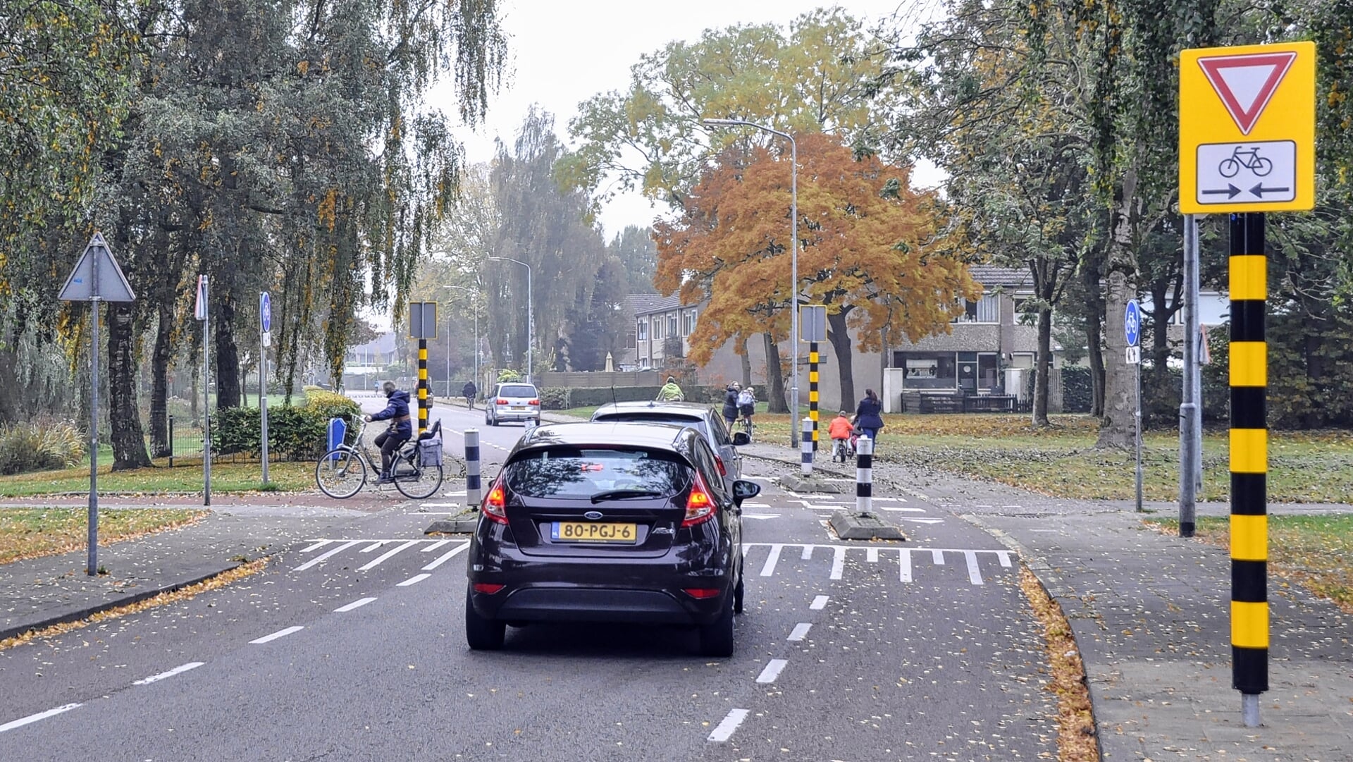 In oktober 2016 plaatste de gemeente Barneveld extra waarschuwingspalen bij de fietsoversteek op de Rooseveltstraat.