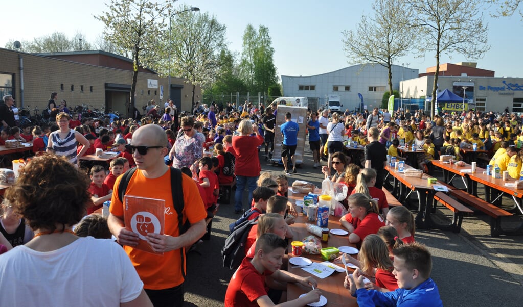 De 30e Schoolsport Olympiade werd vooraf gegaan door wellicht het grootste Koningsontbijt van Nederland. Maar liefst 2500 kinderen schoven aan op sportpark Peppelensteeg in Ede