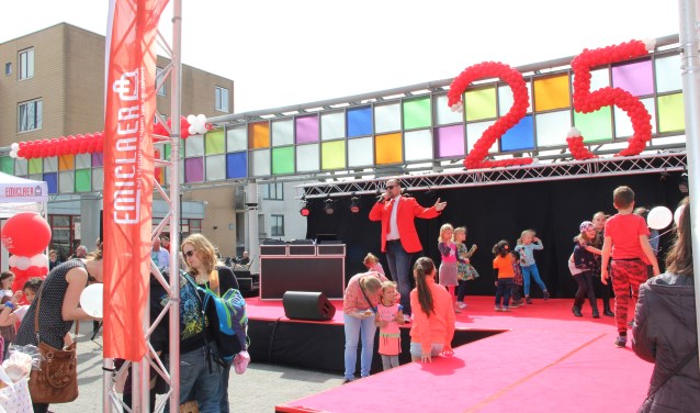 Wie jarig is trakteert. Emiclaer is alweer 25 jaar