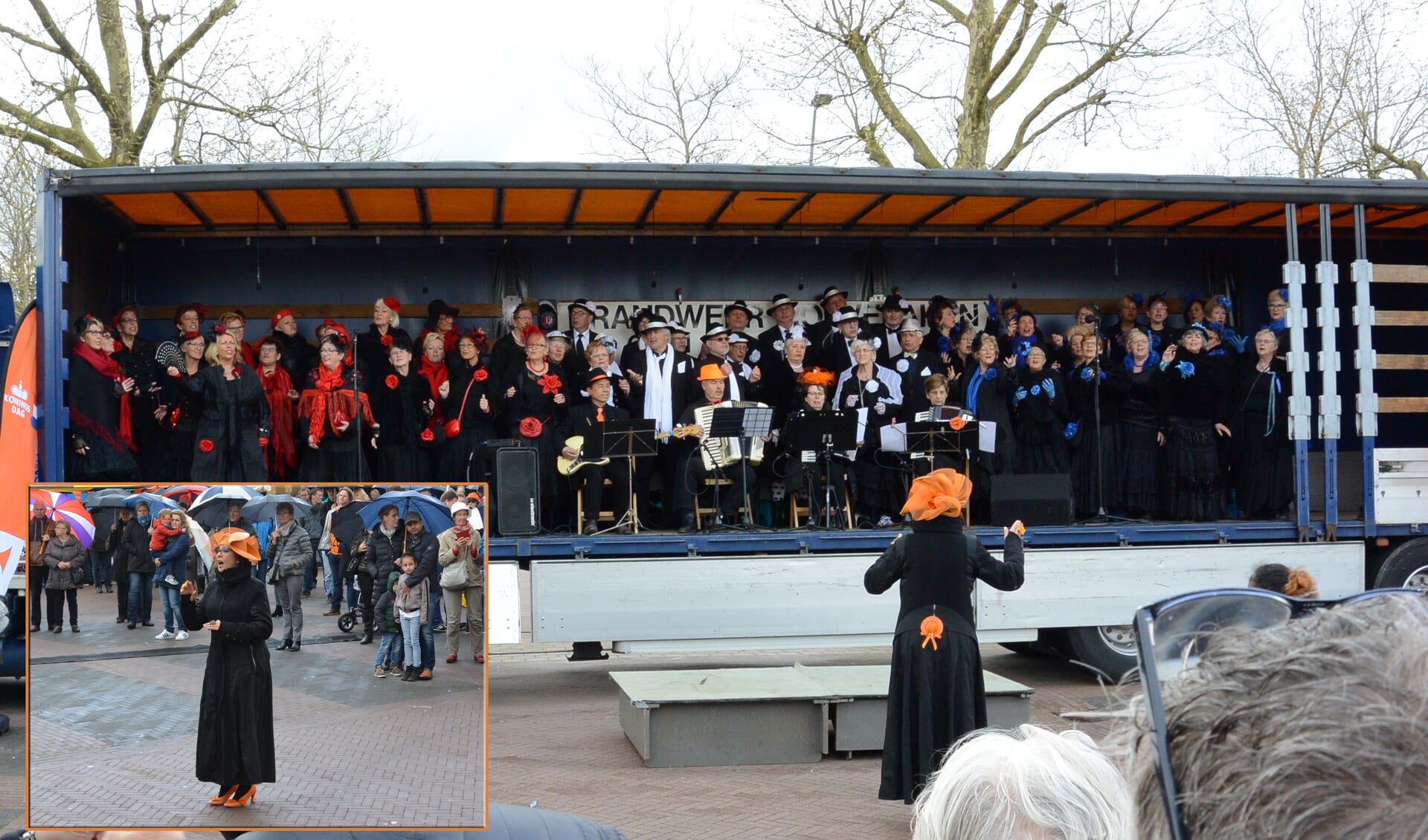 Het koor tijdens het optreden in 2016 tijdens Koningsdag.