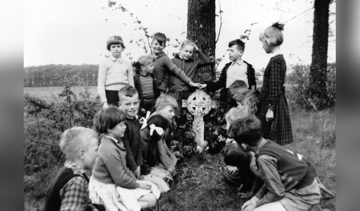 In 1959 waren schoolkinderen tijdens dodenherdenking ook al aanwezig bij het monument voor Régis Charles Deuleze. (archief Werkhovense Verhalen)