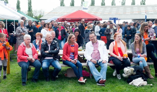 <p>Koningsdag Hoogland toen de coronamaatregelen nog geen roet in het eten gooiden.</p>