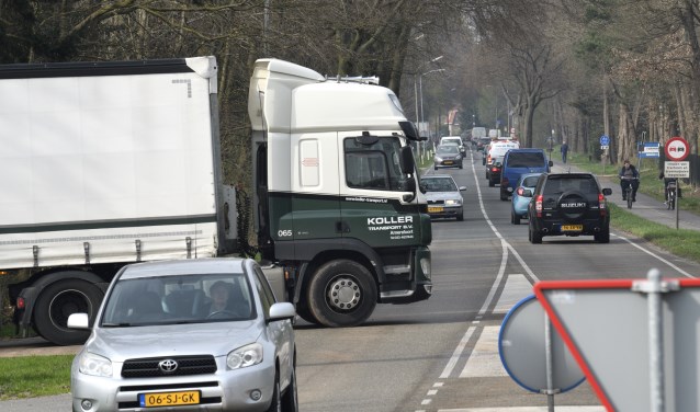 Verkeersdrukte op de provinciale weg N303 tussen Putten en Voorthuizen.