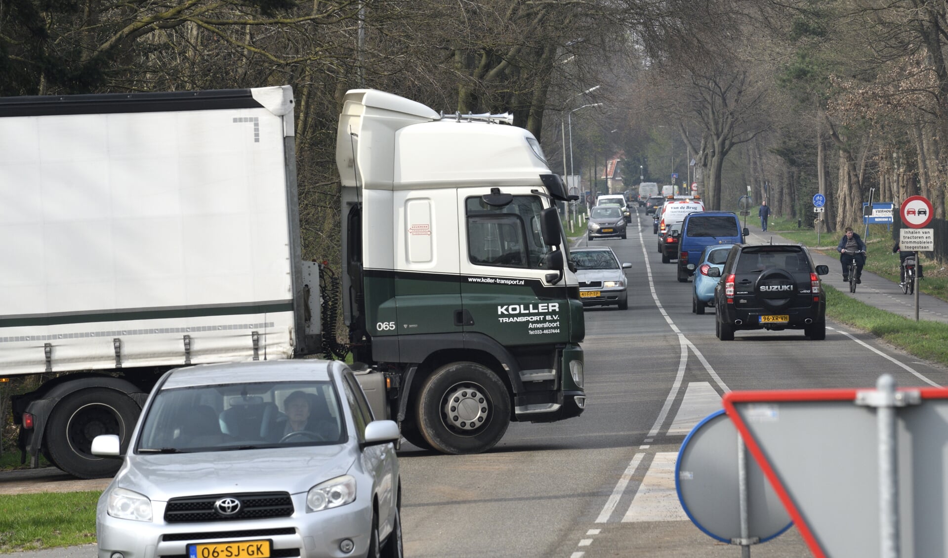 Verkeersdrukte op de provinciale weg N303 tussen Putten en Voorthuizen.