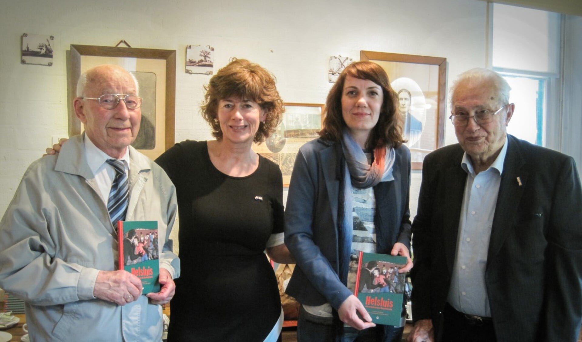 V.l.n.r. Kees Mijnster, Anja van der Starre, Judith Brinkman en Marius den Breejen na de uitreiking van het boekje 'Helsluis'.