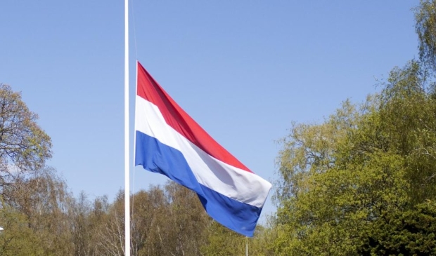 In heel Nederland hangt de nationale driekleur halfstok