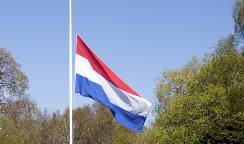 In heel Nederland hangt de nationale driekleur halfstok