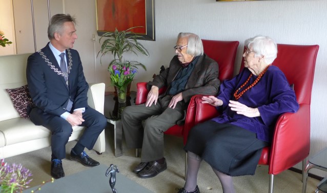 Burgemeester Rob Metz was een van de gasten op de honderdste verjaardag van Harry van der Wee.