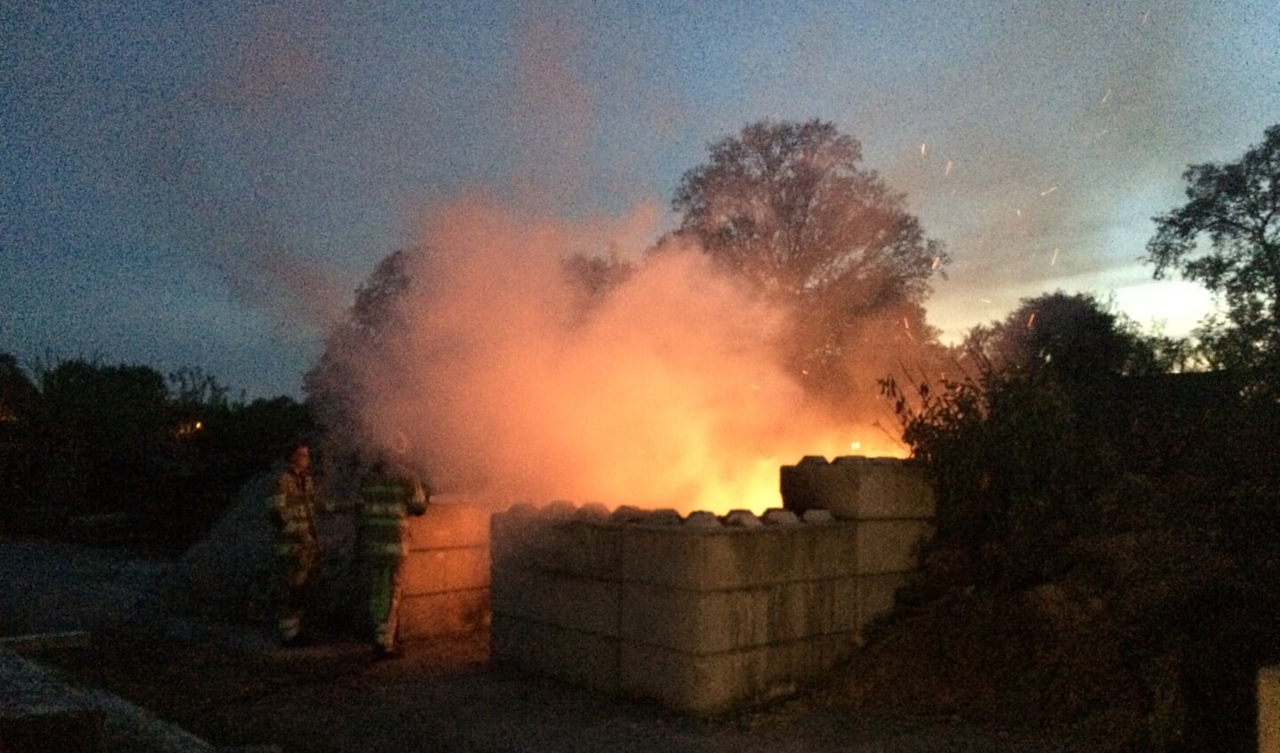 Illegale vuilverbranding op een bedrijventerrein aan de Birkstraat in Soest.