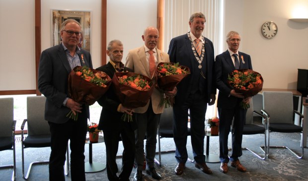 De gedecoreerden tijdens het fotomoment: (vlnr) Evert Achterberg, Sjaak Baas, Rens van den Boom, burgemeester Roland van Schelven en Wim Coenen