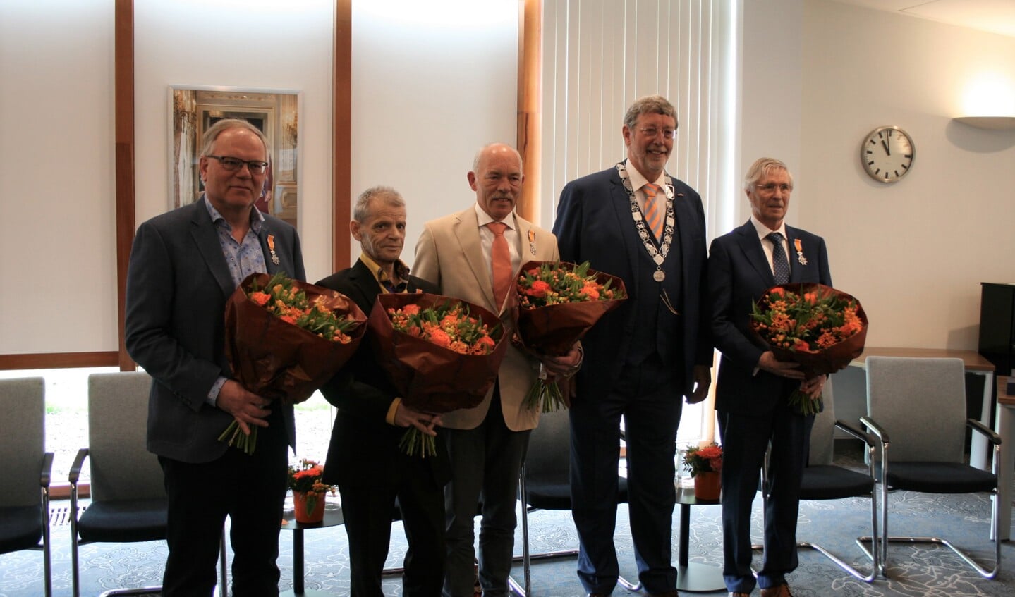 De gedecoreerden tijdens het fotomoment: (vlnr) Evert Achterberg, Sjaak Baas, Rens van den Boom, burgemeester Roland van Schelven en Wim Coenen