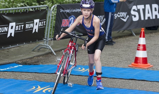 Jong, oud, toptriatleet én breedtesporter: iedereen kan meedoen aan de Merwede Triathlon