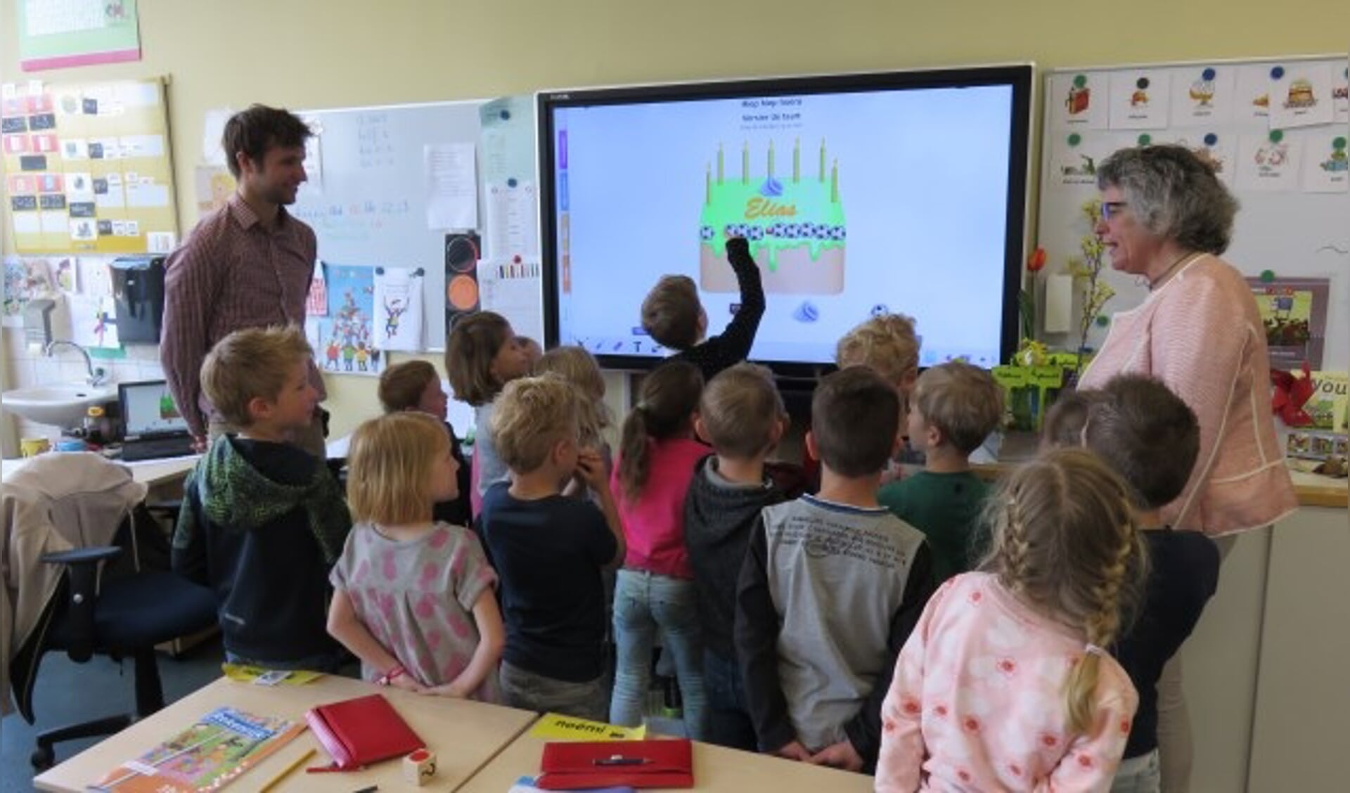 Voor de digiborden maakt de School met de Bijbel 'De Kraats' nu gebruik van een dure straalverbinding. Het werkt, maar is verre van ideaal. Thuis huiswerk of een werkstuk maken is trouwens ook vaak lastig zonder goede internetverbinding (foto Doriet Willemen).