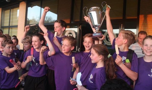 De Olijfboom viert het winnen van de wisselbeker