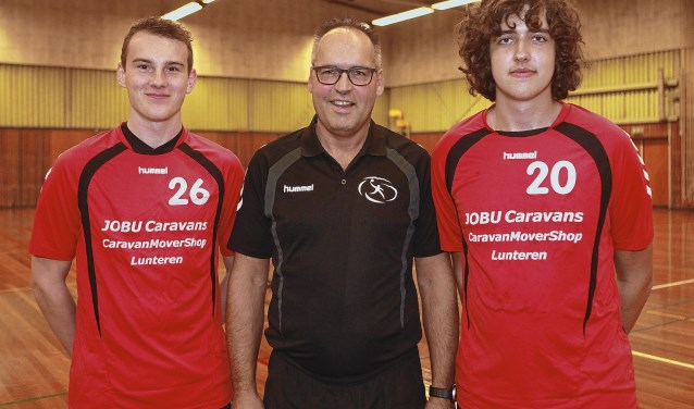 Laatste wedstrijd als trainer/coach van Paul van Noesel (midden) bij HV Reehorst.