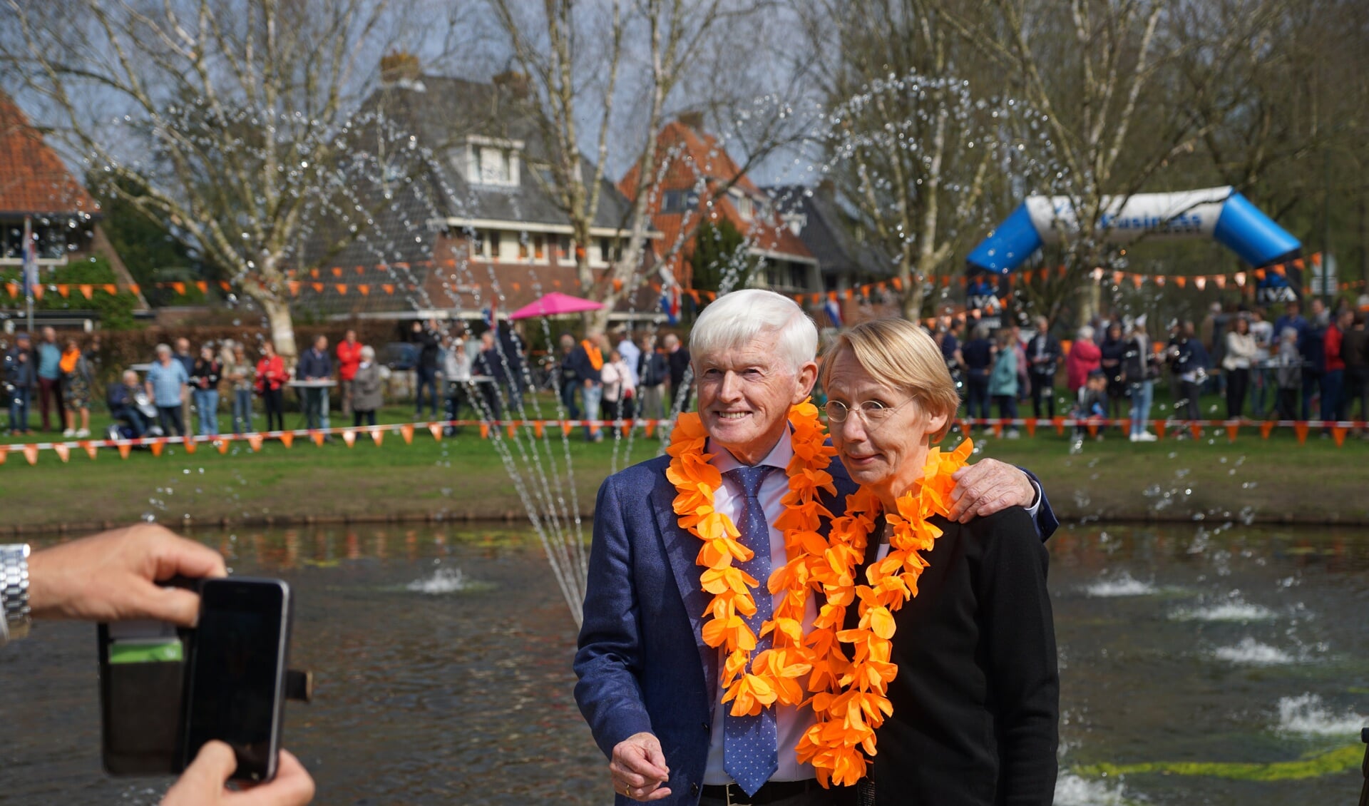 Initatiefnemers Dinus en Froukje Grotenhuis bij 'hun' gerenoveerde vijver.