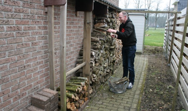 Het stoken op hout kan overlast opleveren voor mensen met luchtwegproblemen. De man op de foto komt niet in het artikel voor.
