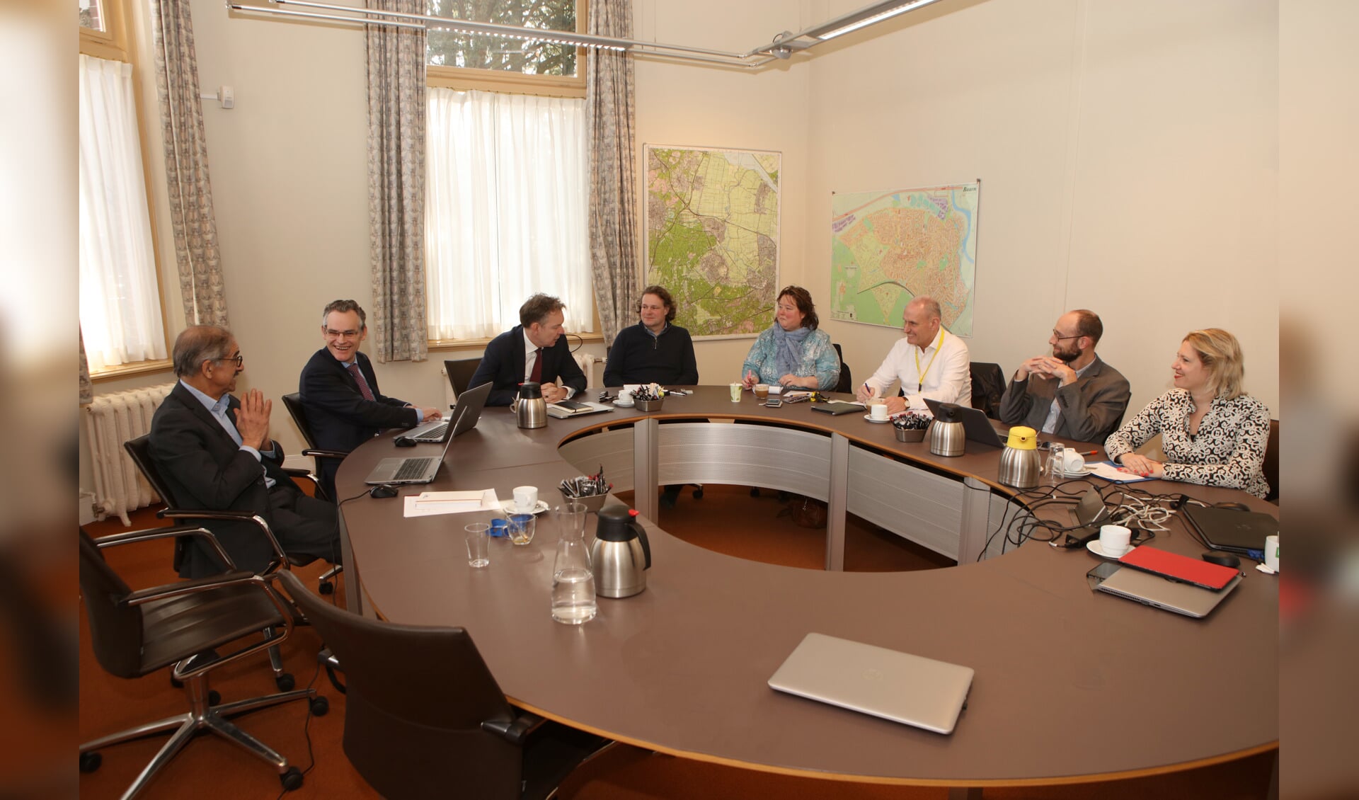 Het vorige/huidige Baarnse college in gesprek met de redactie van de Baarnsche Courant.