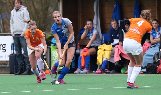 <p>Lucas Westra, staand naast dug-out op archieffoto.</p>