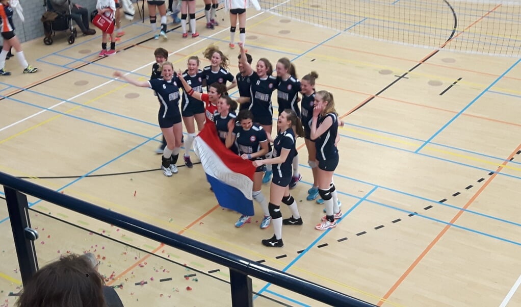 Dames AVV Keistad vieren samen met de vele supporters het kampioenschap in de derde divisie