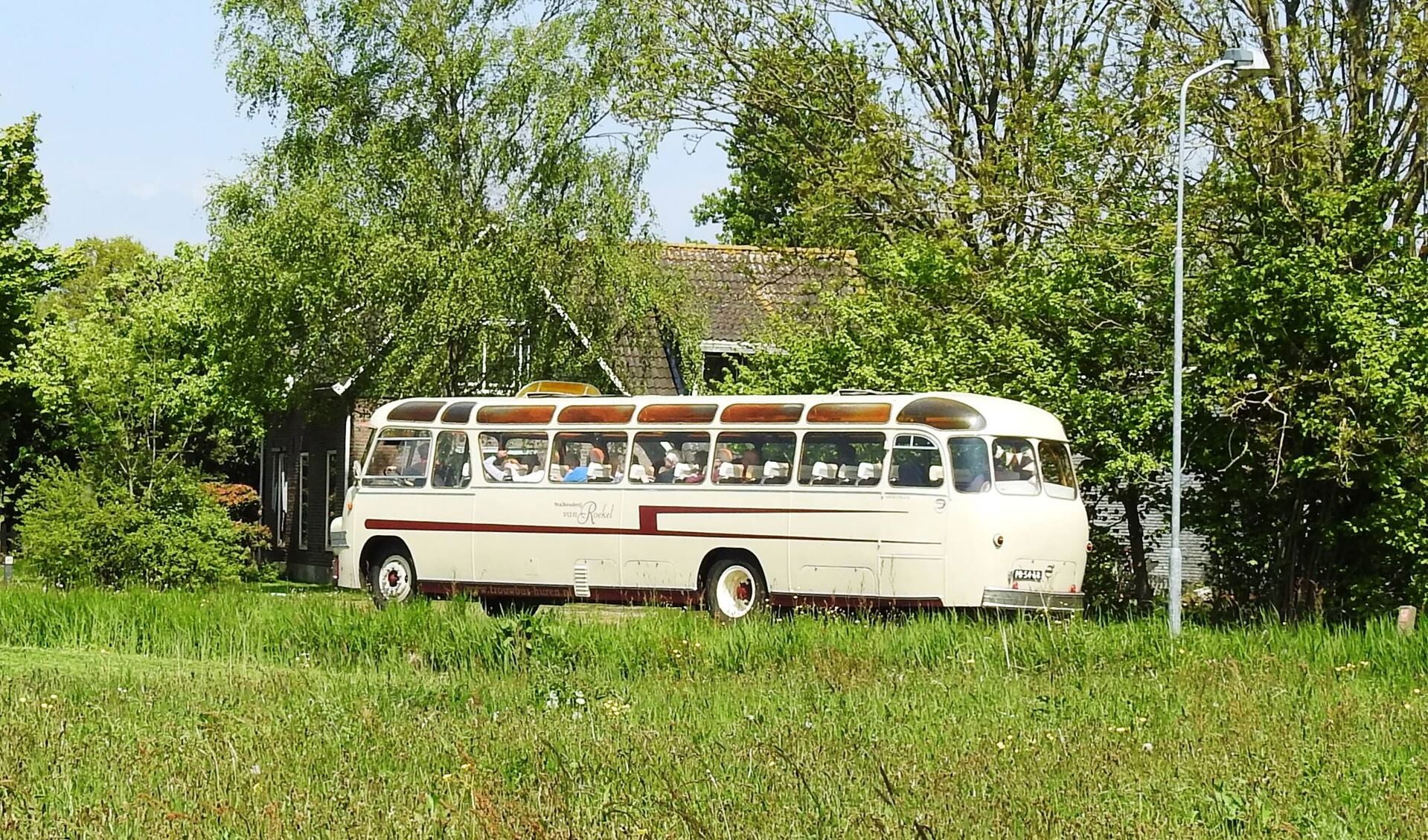 Speciaal voor de oudere Ederveners rijdt er in de toertocht een zestig jaar oude touringcar mee. 