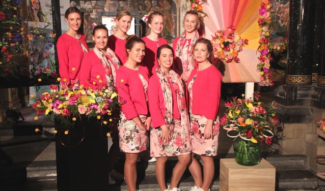 De Haarlemse Bloemenmeisjes: Alicia, Bente, Demi, Eva, Hannah, Lotte, Rosa en Sterre.