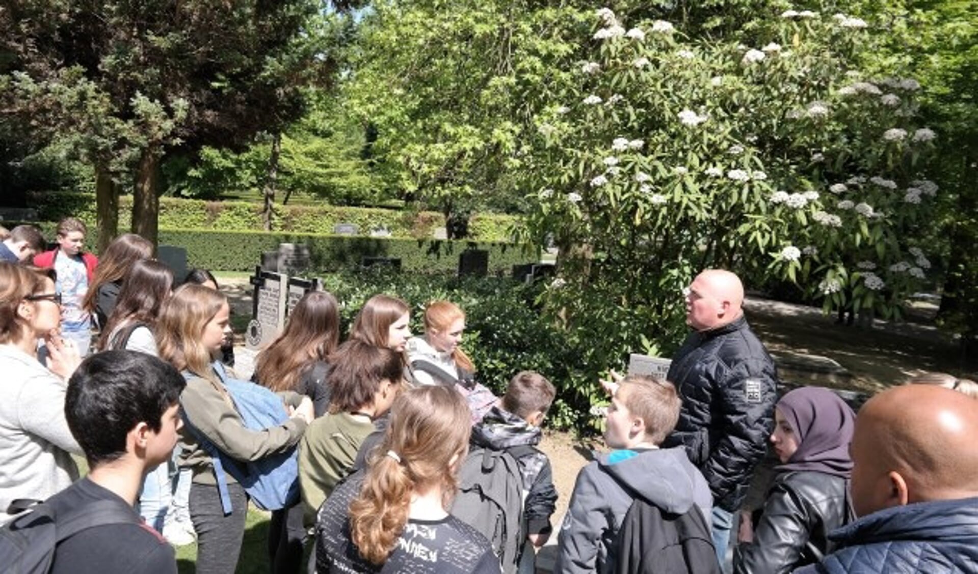 Bezoek van leerlingen van CSV Het Perron aan de Begraafplaats in mei 2017. (Foto: PR)