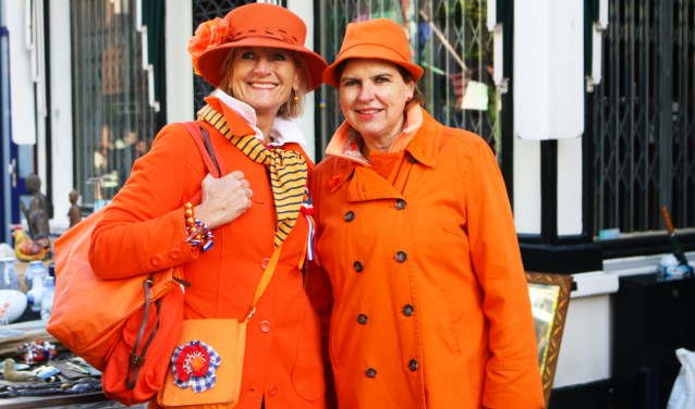 Twee in oranje geklede dames vierden in 2017 Koningsdag in Baarn.