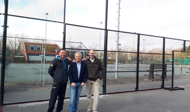 Inmiddels is ook de toplaag op de padelbanen aangebracht. Bart Matthee, Robert Bokx en Ronald Beduel zijn klaar om te spelen.