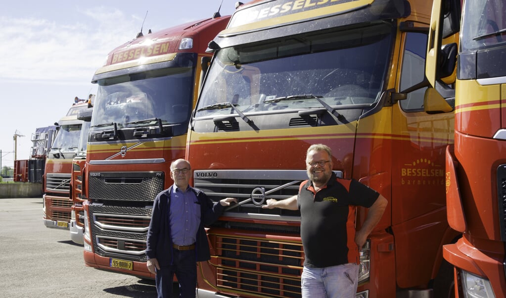 Henk (l) en Gijs Besselsen: ,,Als je de boel een beetje heel kon houden kreeg je een nieuwe vrachtwagen.