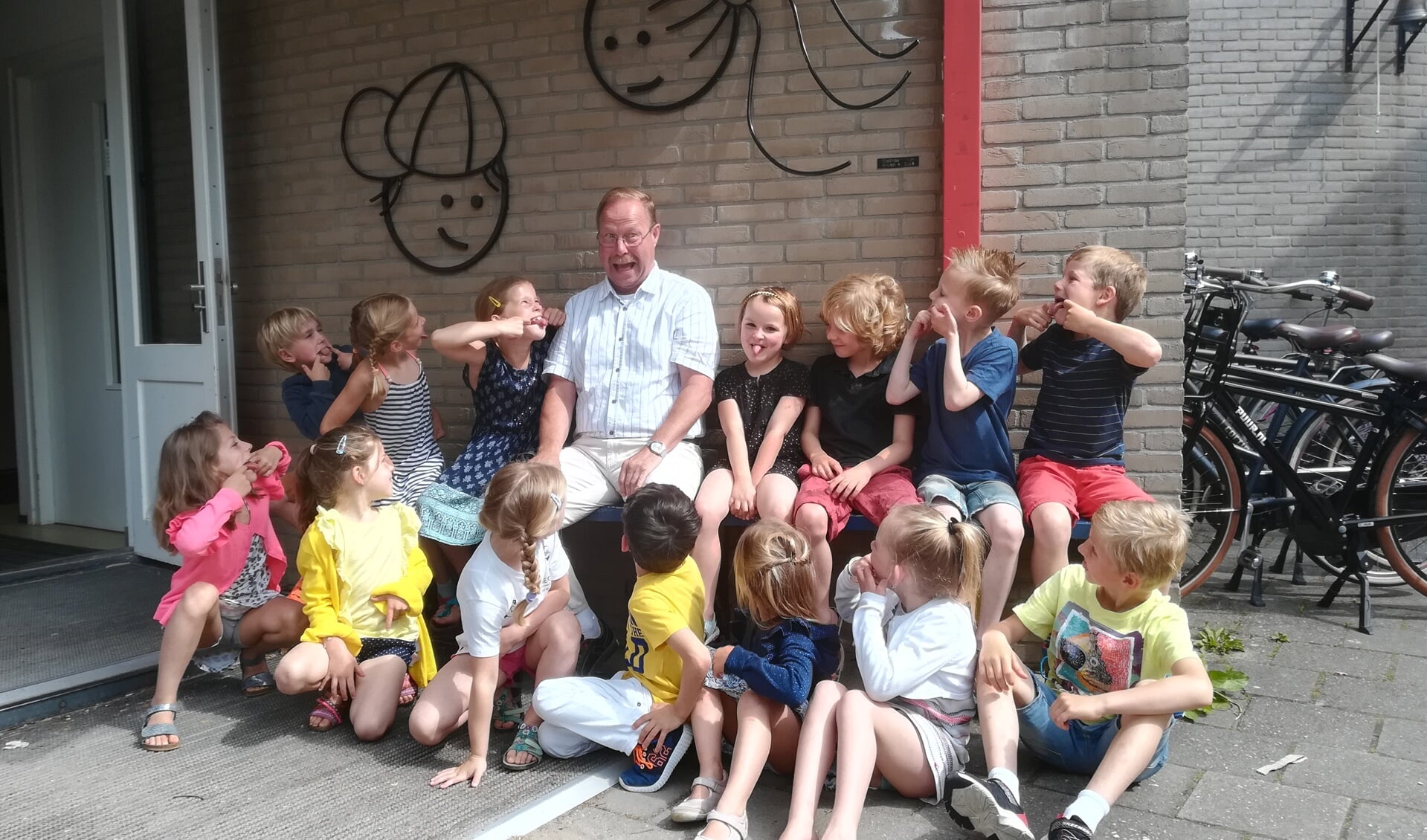 Meester Tijmen doet graag gek. Hier met groep 3 van CBS Wilhelmina .