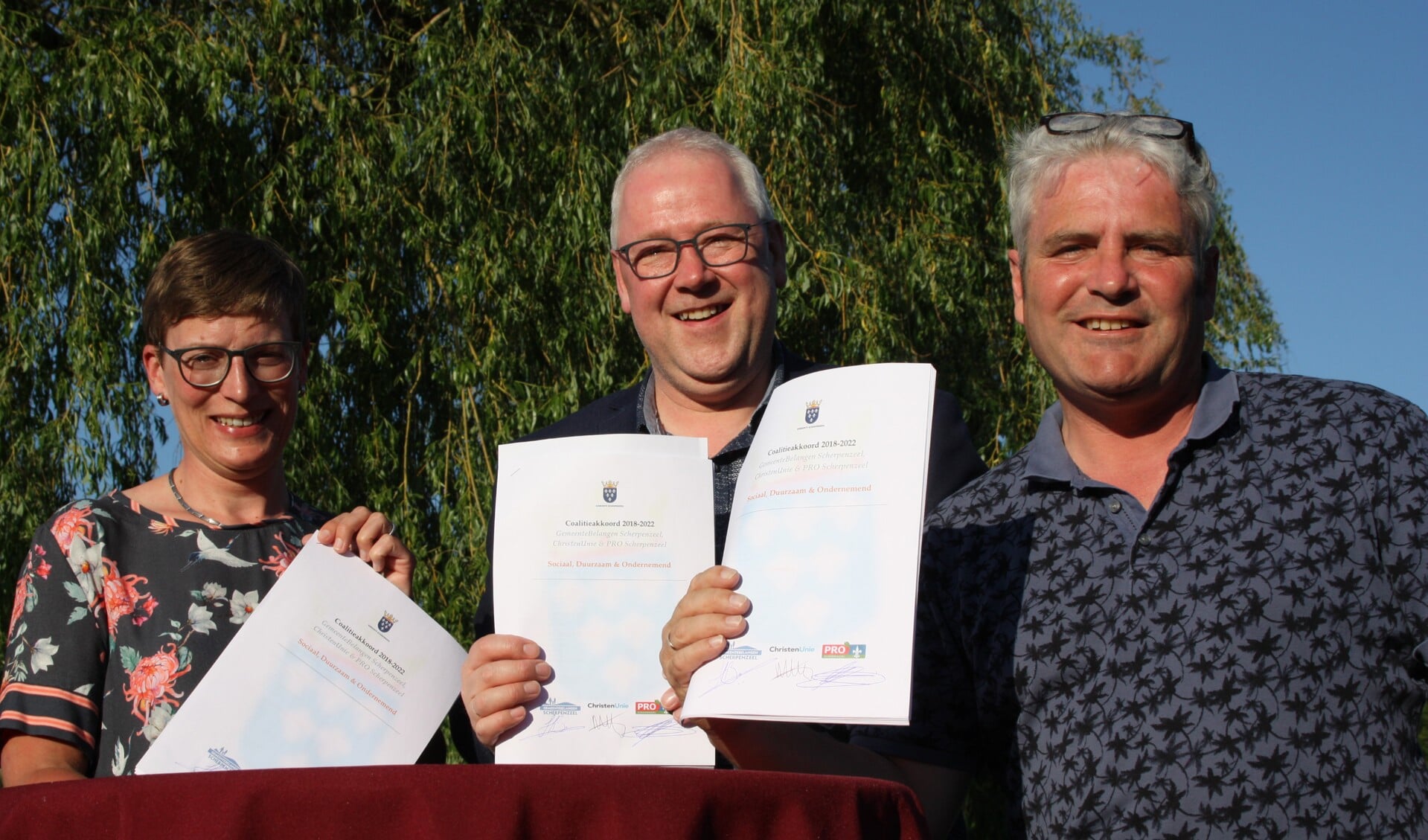 Van links naar rechts: Marieke van de Beek (CU), Henk Brons (GBS en Willem Schuur (PRO) zijn trots op hun coalitieakkoord.