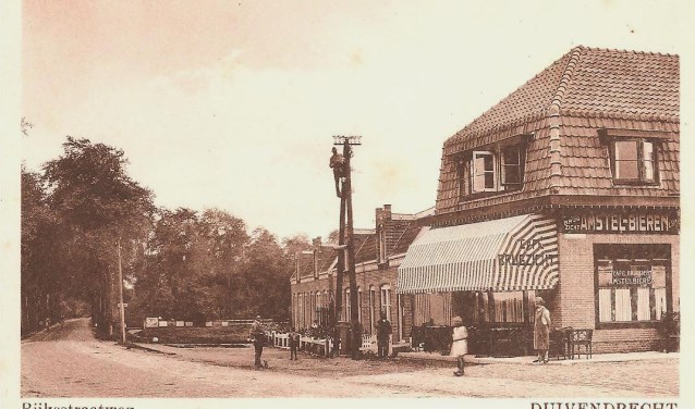 Een sfeerbeeld van de rijksstraatweg in vroeger tijden.