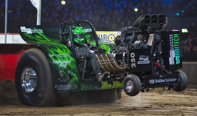 De tractor van Team Pulling The Riddle in actie tijdens een indoorwedstrijd in Ahoy in maart.